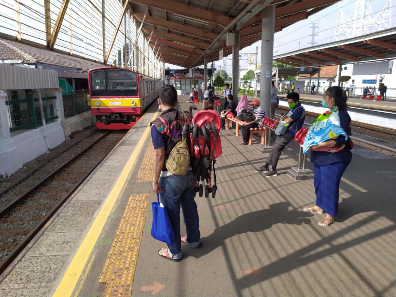 Commuter Line selalu penuh, mohon tambah jadwal keberangkatan