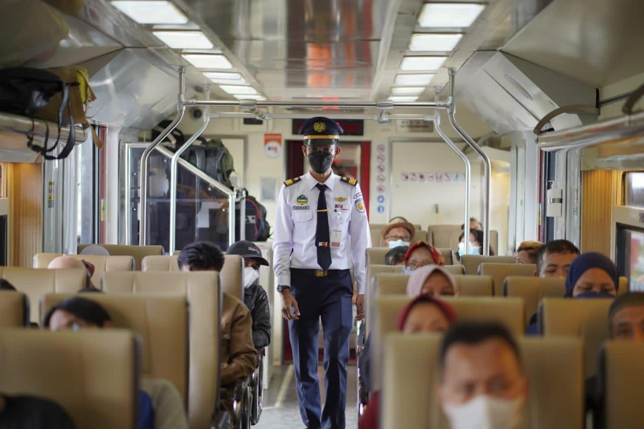 Commuter Line selalu penuh, mohon tambah jadwal keberangkatan