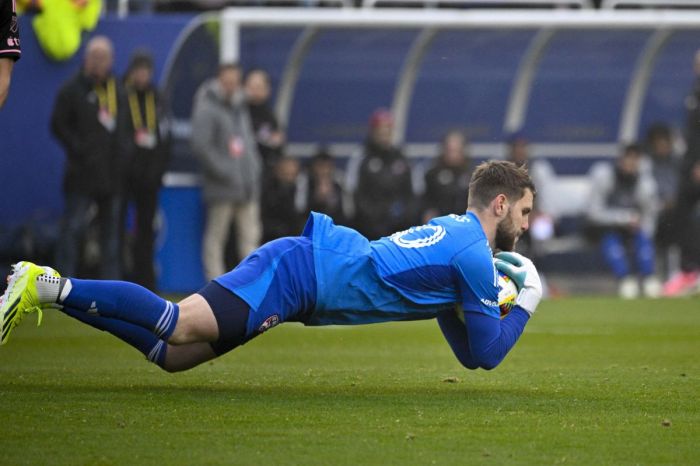 Maarten Paes Cedera, Kiper Indonesia Absen Saat Dallas vs